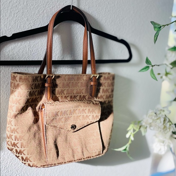 Michael Kors Handbags - NWT Michael Kors Jet Set Medium Logo Pocket Tote